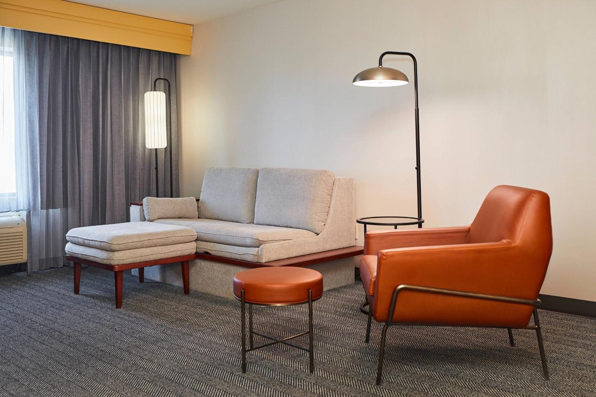 Courtyard Medford Airport Hotel Exterior photo